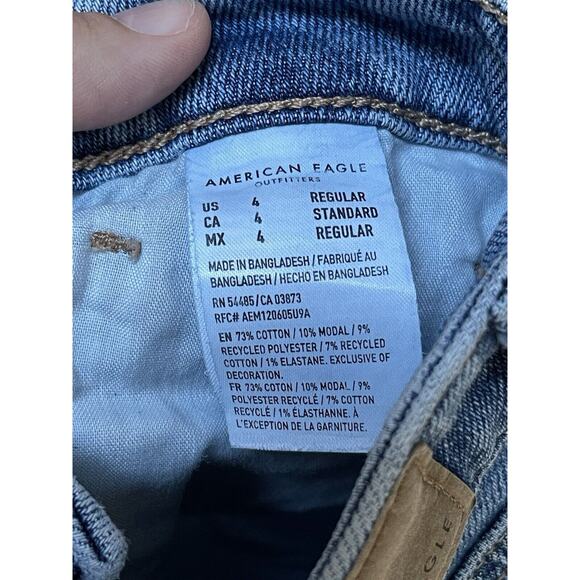 AMERICAN EAGLE AE Light Wash Denim Stretch Curvy Mom Jean Size 4 Short - Picture 7 of 9